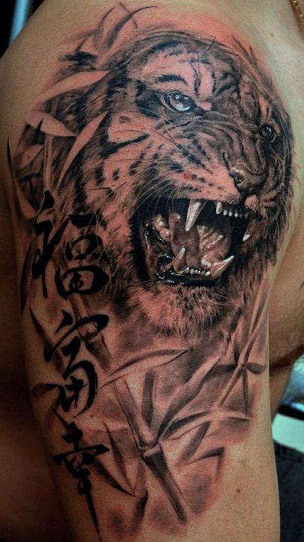 tatuaje de tigre en el hombro de un chico