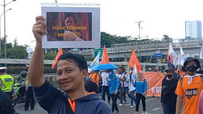 MAKJLEB! Ada Buruh Bawa Poster Puan Menangis saat Demo Tolak Kenaikan BBM di DPR