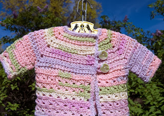 http://translate.googleusercontent.com/translate_c?depth=1&hl=es&rurl=translate.google.es&sl=auto&tl=es&u=http://www.mooglyblog.com/baby-in-bloom-broomstick-sweater-free-crochet-pattern/&usg=ALkJrhiJJDL_TXgCueZWZsznKd-HxU0KhA