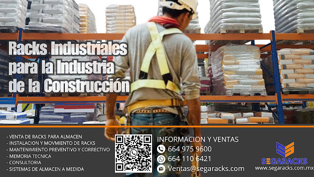 un estante de almacenamiento industrial modular cargado con materiales de construcción, herramientas y equipos organizados para un lugar de trabajo.