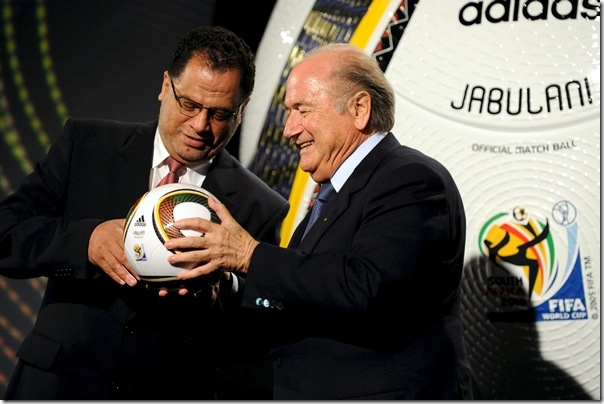 blatter-y-danny-jordaan-en-la-ceremonia-de-presentacion-0