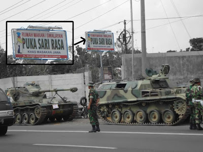 Kalau Perut Sudah Lapar, Tentara Mampir Makan Naik Tank ! [pic] [ www.BlogApaAja.com ]