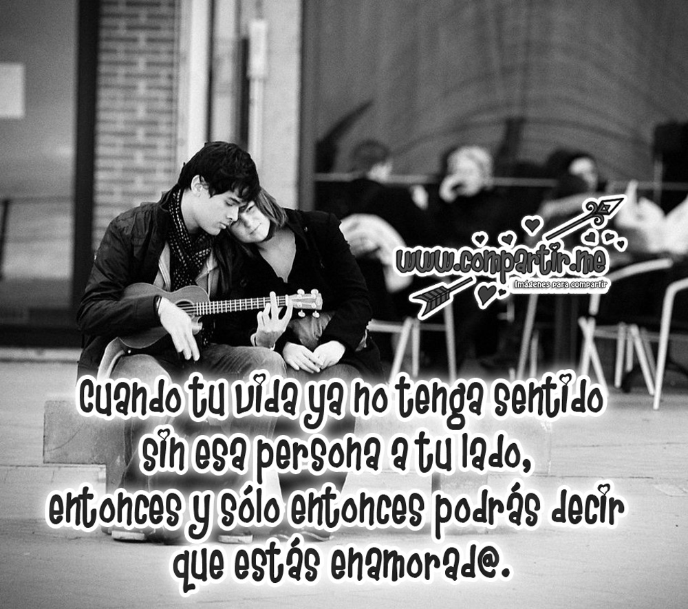 Imagen en blanco y negro de chicos enamorados tocando guitarra en la calle