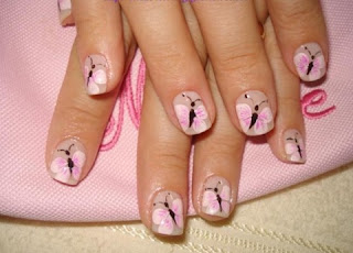 Uñas decoradas con mariposas