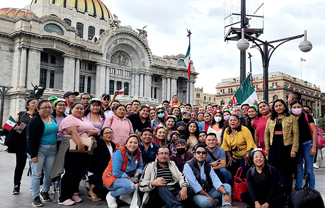 Huacho Díaz Mena y otros yucatecos asisten al Grito en el Zócalo