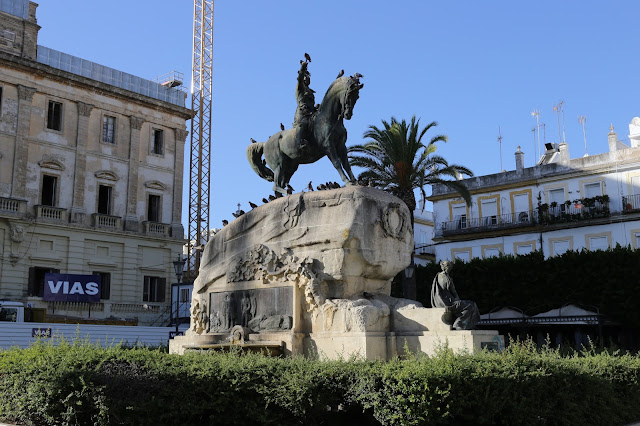 Monumento de una gran plaza con otros edificios al fondo.