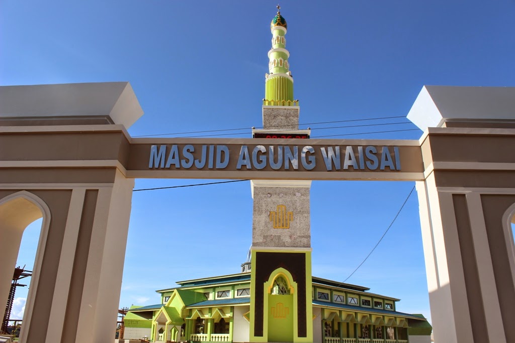 Masuk utama masjid agung waisai jalan utama kota di depan masjid agung 