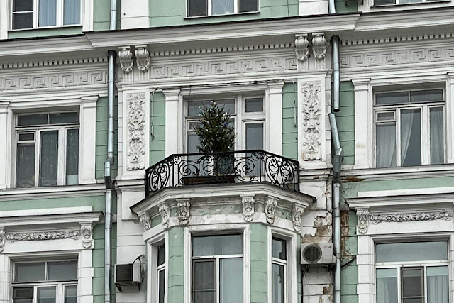 Чистопрудный бульвар, жилой дом 1901 года постройки (надстроен в 1930-х годах) – бывший доходный дом А. Гуськова, елка Юрия Роста