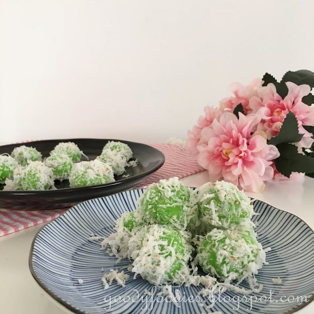 GoodyFoodies: Recipe: Onde-onde (Glutinous rice balls with 