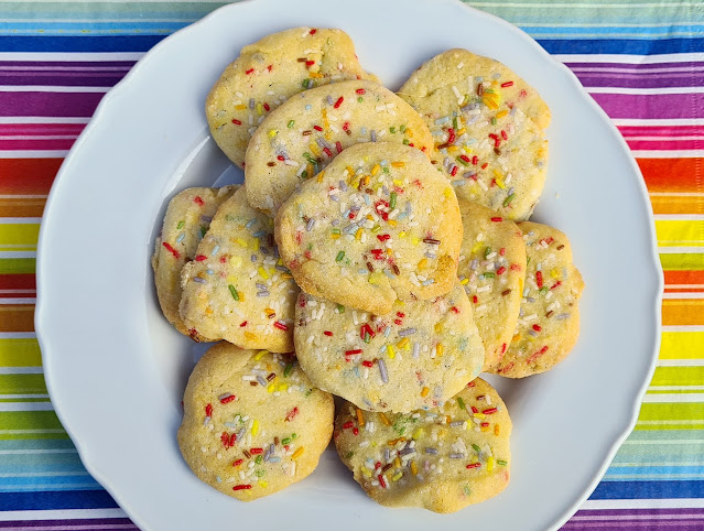 Konfetti Plätzchen: Rezept für fröhlich-bunte Kekse mit Streuseln - nicht nur zum Fasching. Die Konfetti-Plätzchen eignen sich super für Karneval, Geburtstag & das einfache Backen mit Kind! Ihr bekommt auf Küstenkidsunterwegs wertvolle Tipps zu Zutaten und Zubereitung.