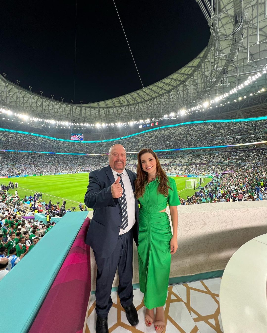 Tania Rincón derrocha elegancia con vestido verde en apoyo a la Selección Mexicana desde Qatar