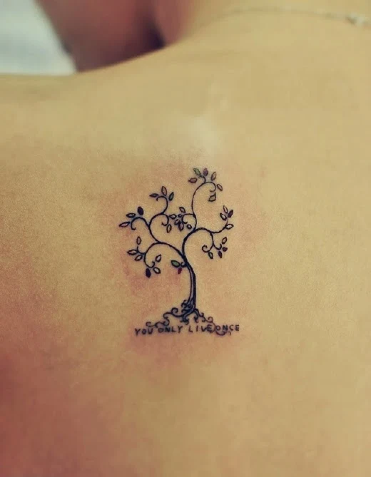 vemos a una chica que luce un tatuaje de arbol