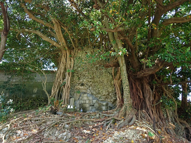 阿麻和利の墓の写真