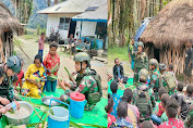 Manfaatkan Tanaman Khas Papua, Satgas YR 321/GT Ajarkan Mama Distrik Dal Kreatif Makanan