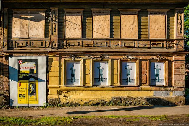 Рисунок суперклея и четырех фотографий человека с вазой