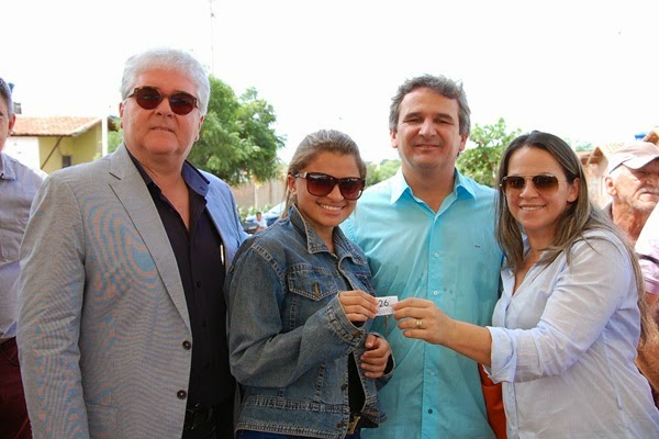 Mano entrega mais 20 casas no bairro Caraíbas; Presidente da Cehab parabeniza prefeito.