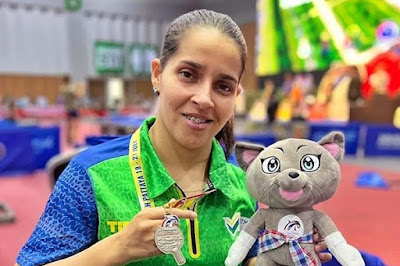 Cátia Oliveira e a medalha de prata conquistada na Tailândia.