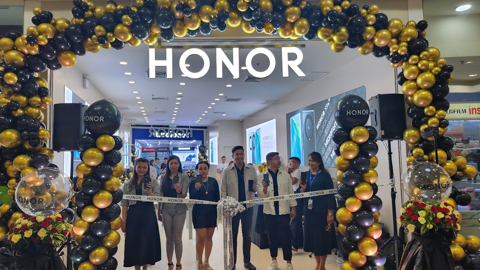 Honor  Philippines first concept store in Cebu!