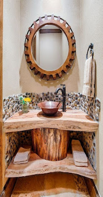 Além de ser uma forma sustentável de decorar e renovar o banheiro, usar materiais recicláveis pode resultar em bancadas únicas e personalizadas.