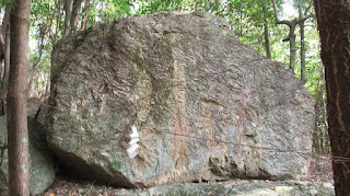 人文研究見聞録：鏡岩（吉備の中山） ［岡山県］