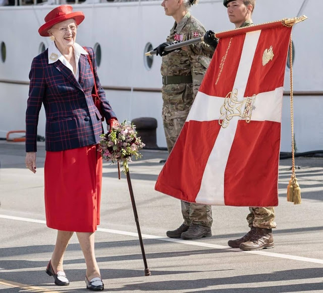 Queen Margrethe was welcomed by Mayor of Aarhus Jacob Bundsgaard. The Queen wore a red skirt