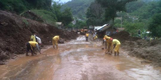 Tertimbun longsor, jalur Soreang-Ciwidey kembali normal