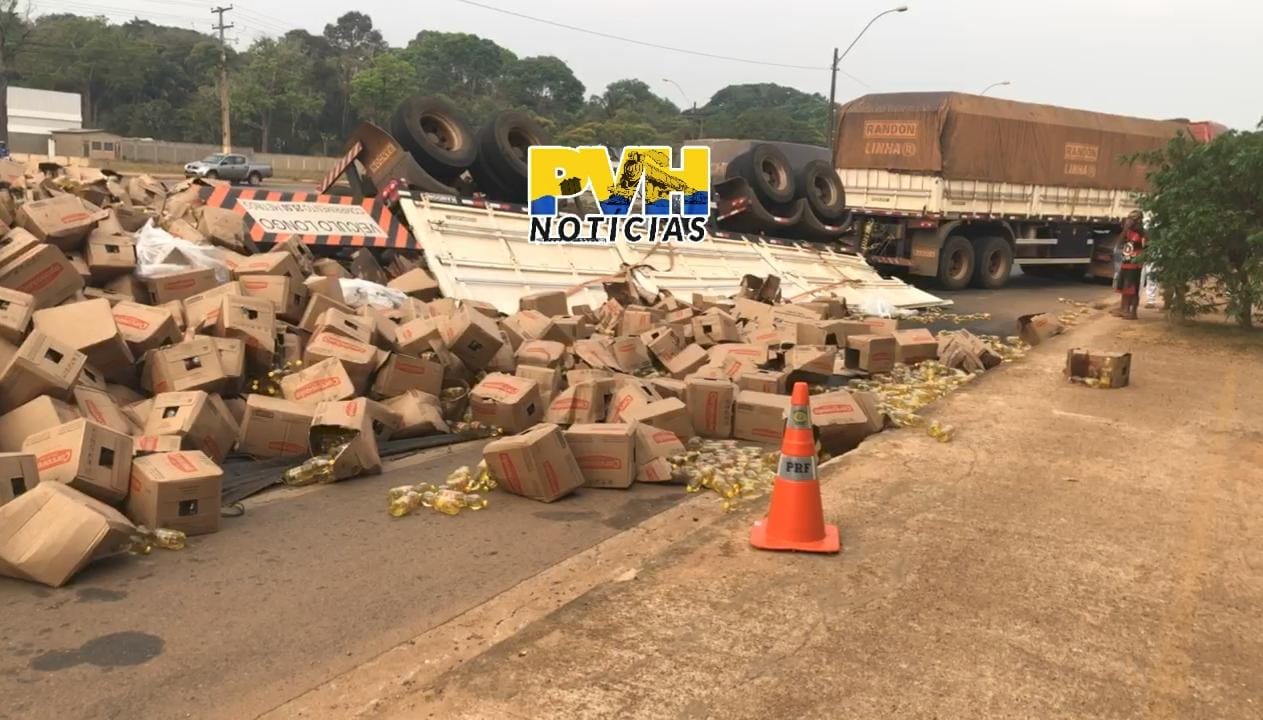 NO RETORNO: Carreta carregada com óleo de cozinha tomba na BR-364 em Porto Velho