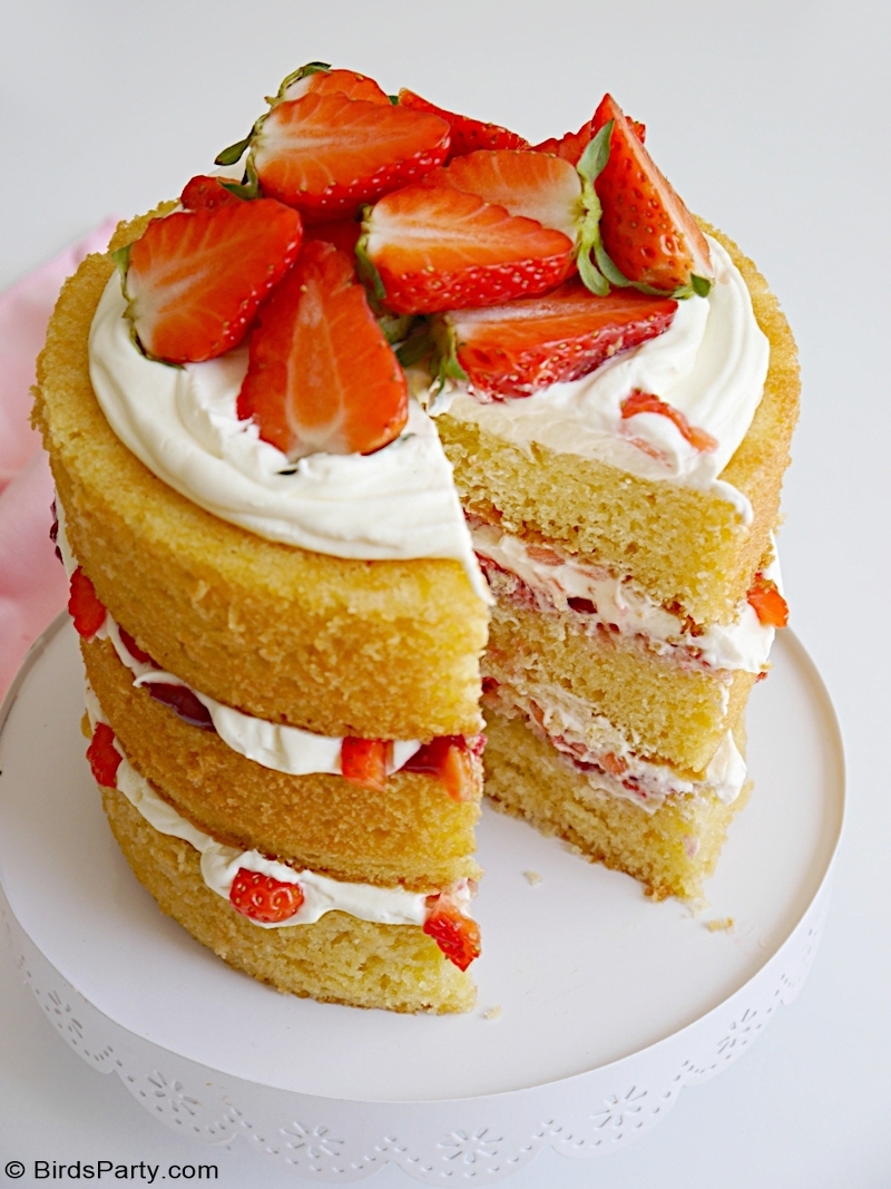 Gâteau Layer Cake Fraises et à La Crème - gâteau à la vanille rapide, facile et délicieux avec un glaçage crémeux et des fraises fraîches pour l'été!