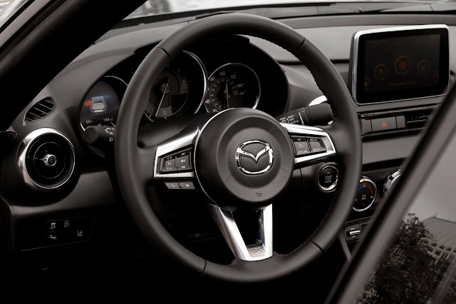 Interior view of the 2018 Mazda MX-5 Miata Club