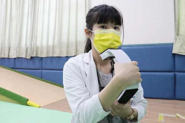 ▲彰化醫院語言治療師顏婧縈進行下巴阻抗運動示範。（記者林明佑翻攝）