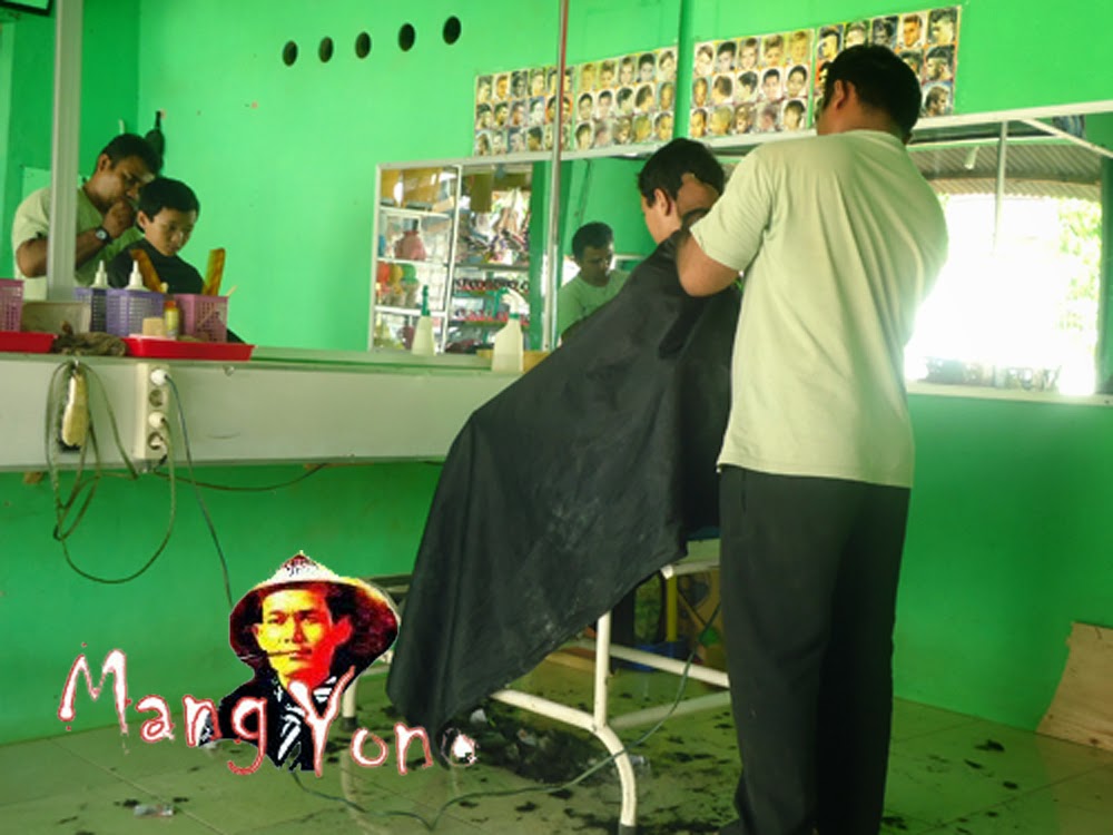  Potong  Rambut  di salon dekat Kantor Desa Bendungan Kec 