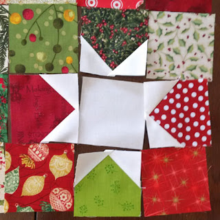 Christmas star table topper: QuiltBee