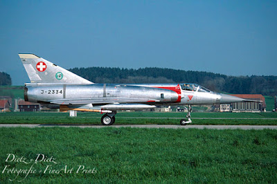 J-2334 in silber auf dem Rollweg in Payerne