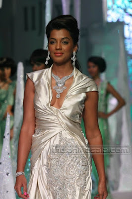 Bollywood Masala Mugdha Godse hot cleavage in hot gown