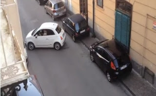 conductor monta un gran caos al tratar de estacionar su auto blanco