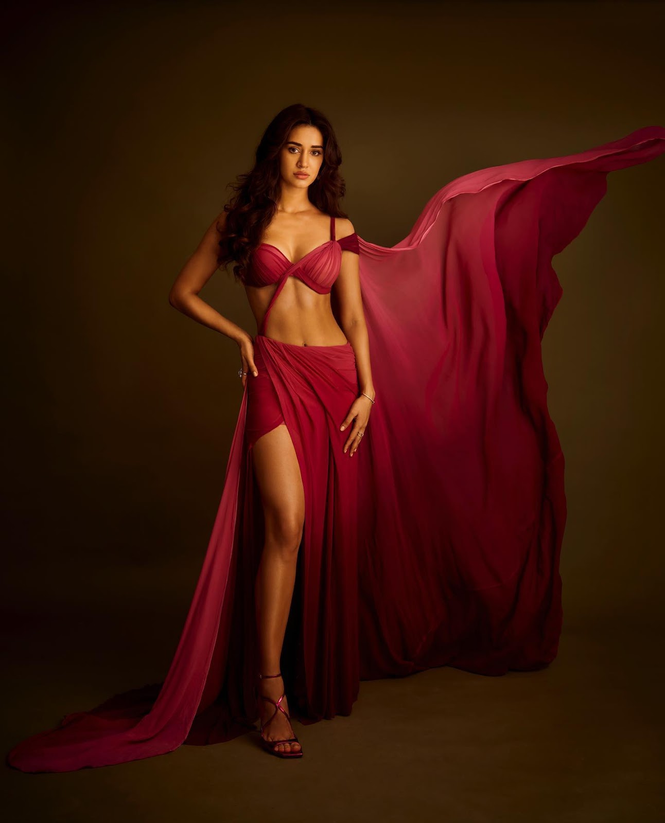Disha Patani cleavage sexy body pink outfit grazia awards