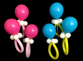 Babynuckel aus blauen und rosa Luftballons.