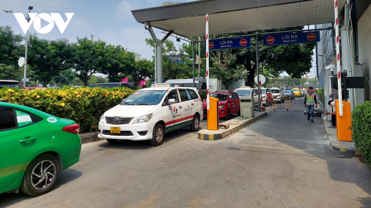 Thu phí taxi sân bay:  Cần hài hòa lợi ích và nhiệm vụ - Ảnh 2.