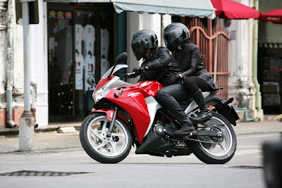2011 Honda CBR250R Action