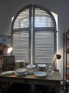 Detalle de mesa con vajilla de porcelana, ventana vintage, torrelavega, desembalaje de cantabris