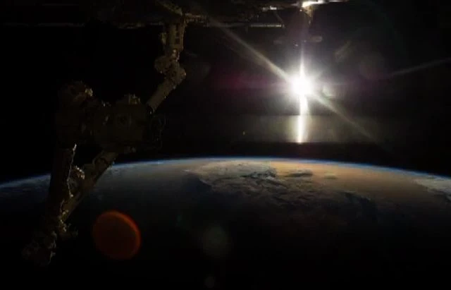 Sonnenaufgang aus dem Blickwinkel der ISS