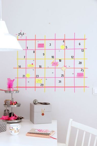 Pared decorada con washi tape simulando un calendario