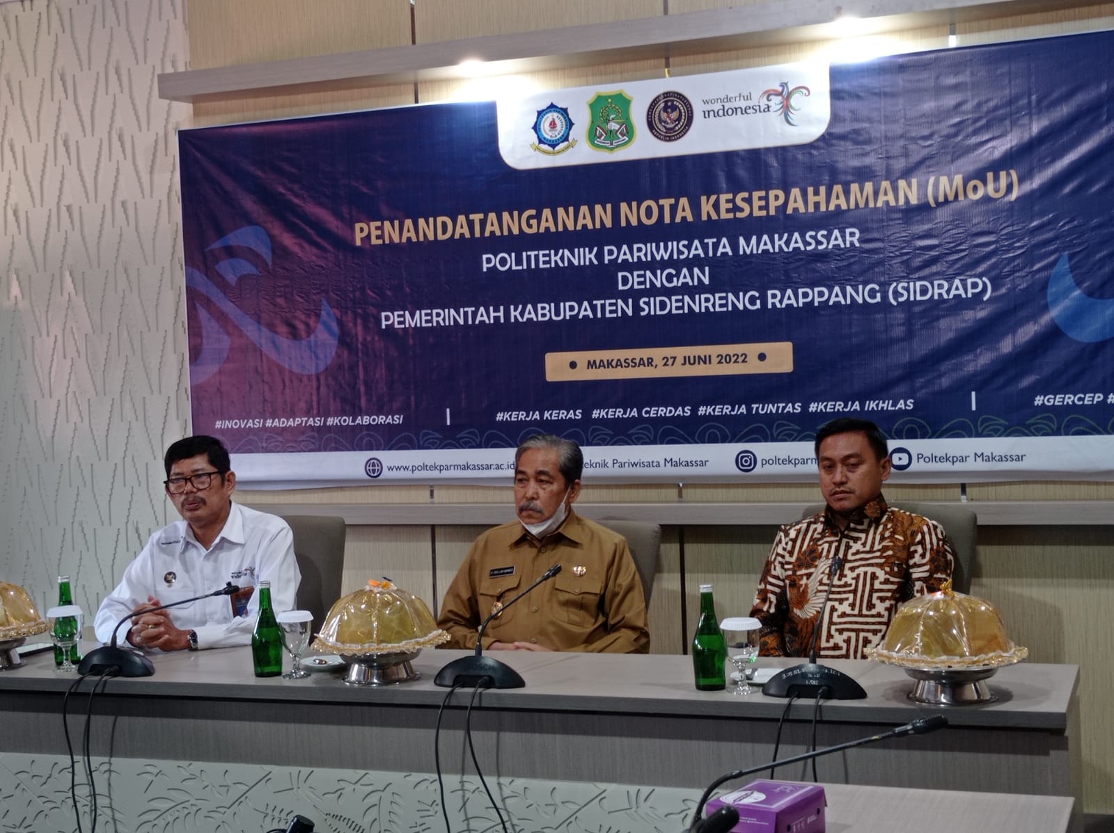 Tingkatkan Kualitas Pariwisata Lewat Pengembangan SDM, Bupati Sidrap Teken Nota Kesepakatan dengan Direktur Poltekpar Makassar