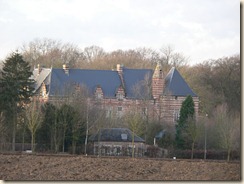 Zicht op het kasteel van Heers van bij de kapel in de kasteeldreef