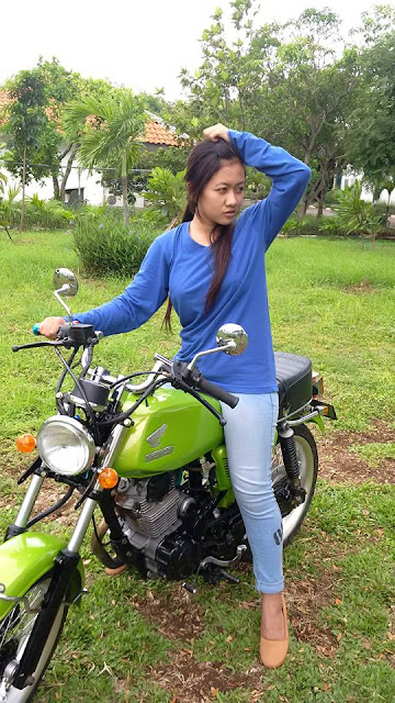 Foto Cewek Cantik Dengan Motor CB