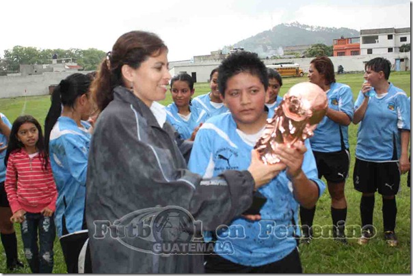 entrega trofeo al 4to lugar palencia su capitana lo recibe