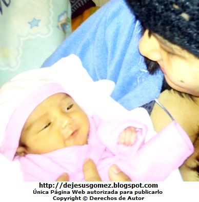 Foto de una bebé con su mamá por Jesus Gómez