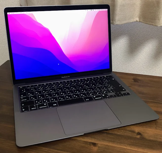 M1 MacBookのディスプレイ面