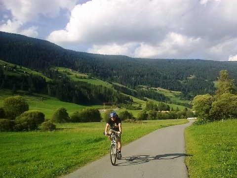 Altro tratto della ciclabile San Candido - Lienz tra le verdi vallate della Val Pusteria