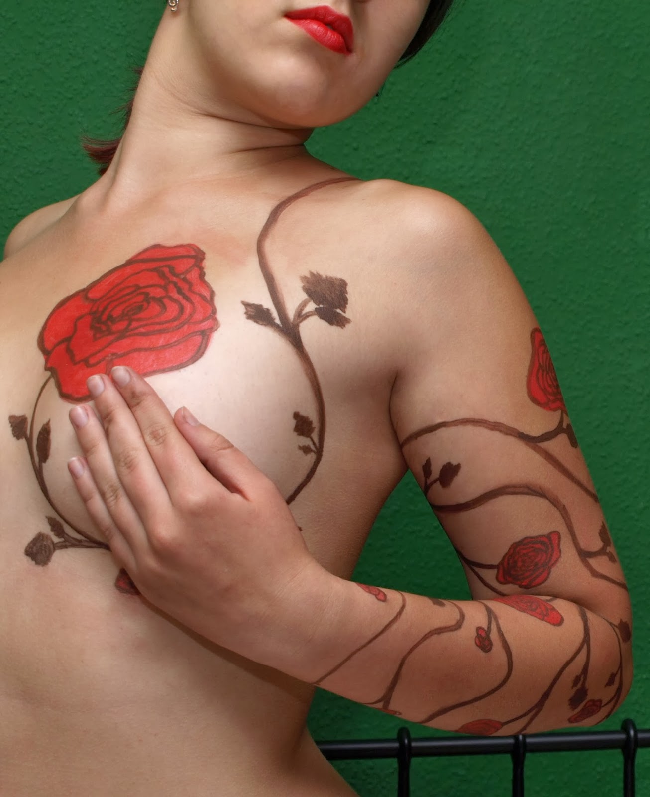 TATUAJES DE ROSAS SEXYS EN PECHO Y BRAZO